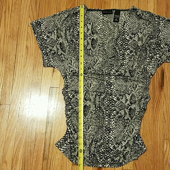 5/$25 New York & Company V-Neck Blouse - Picture 4 of 4